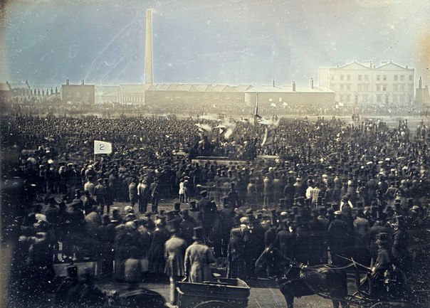 Первое фото оппозиционного митинга: демонстрация чартистов в Лондоне (Great Chartist Meeting on Kennington Common) 10 апреля 1848 года.