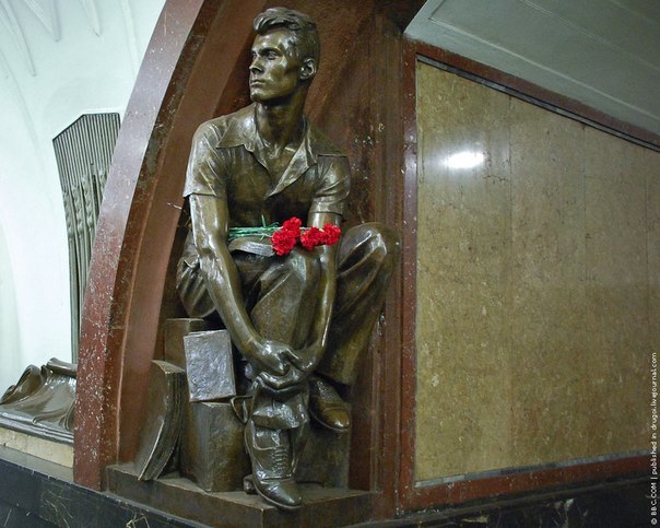 В московском метро, найдите на станции «Площадь Революции» скульптуру парня с книгой - этот текст о нём... 