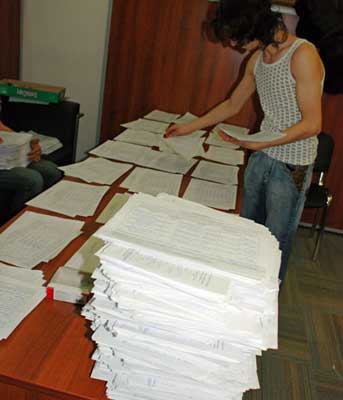 Обработка подписей в поддержку кандидата в президенты РФ Михаила Касьянова. 16 января 2008 года 2 миллиона 67 тысяч подписей в поддержку Касьянова были представлены в Центризбирком РФ.